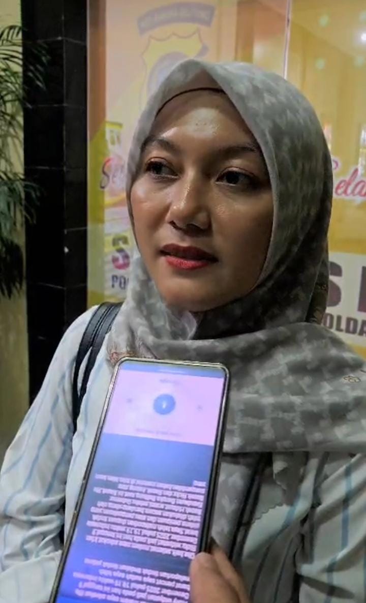 DETIKBABEL.COM (Pangkalpinang) – Seorang ibu rumah tangga berusia 69 tahun, Fira Mustika Indah, resmi melaporkan dugaan tindak pidana penipuan dan/atau penggelapan yang melibatkan sejumlah nama, termasuk Gubernur Babel Hidayat Arsani, ke Polda Kepulauan Bangka Belitung. Selasa (9/12/2025).