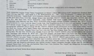 DETIKBABEL.COM (Pangkalpinang) – Seorang ibu rumah tangga berusia 69 tahun, Fira Mustika Indah, resmi melaporkan dugaan tindak pidana penipuan dan/atau penggelapan yang melibatkan sejumlah nama, termasuk Gubernur Babel Hidayat Arsani, ke Polda Kepulauan Bangka Belitung. Selasa (9/12/2025).